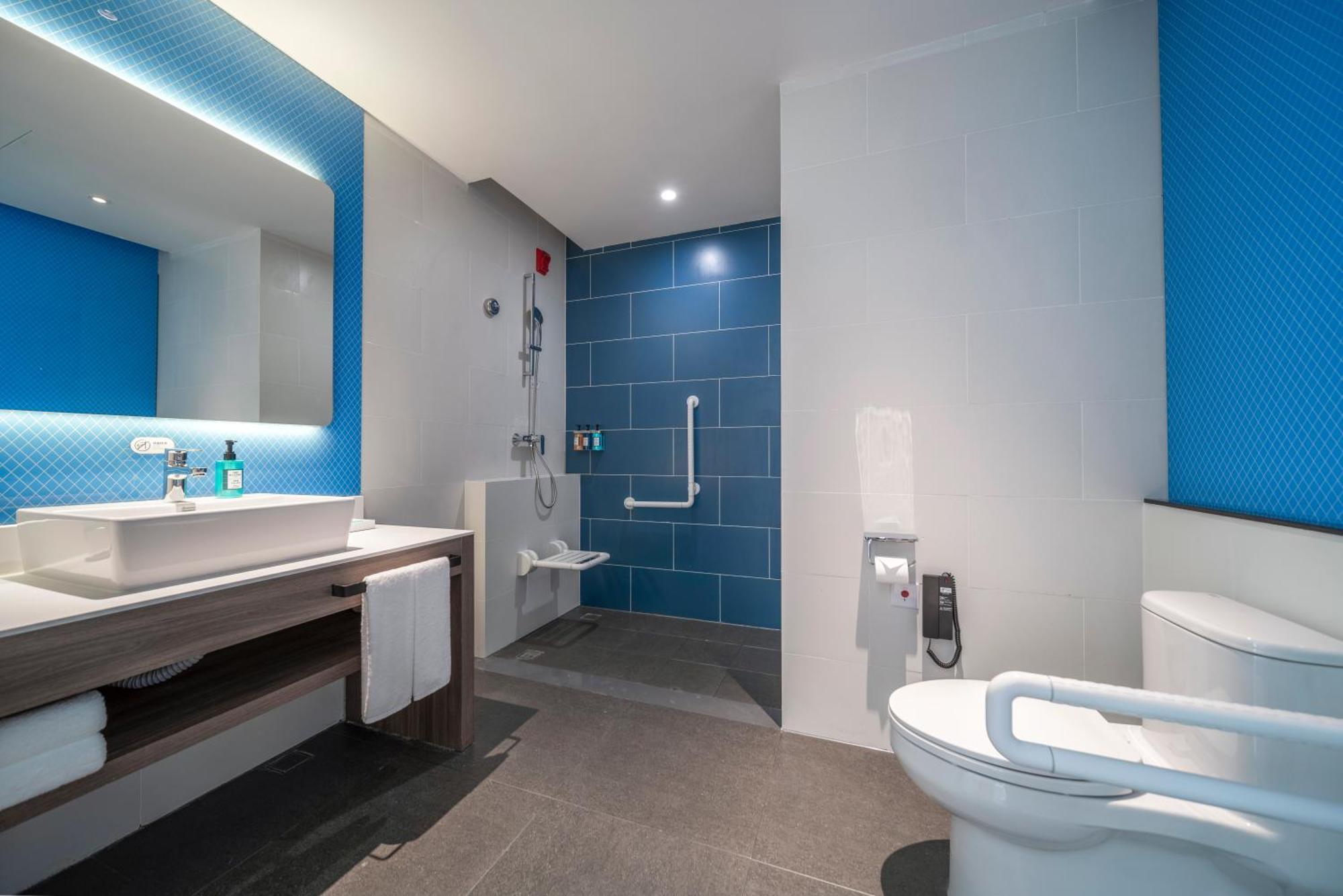 Holiday Inn Express Zhuhai Gongbei By Ihg Exterior photo